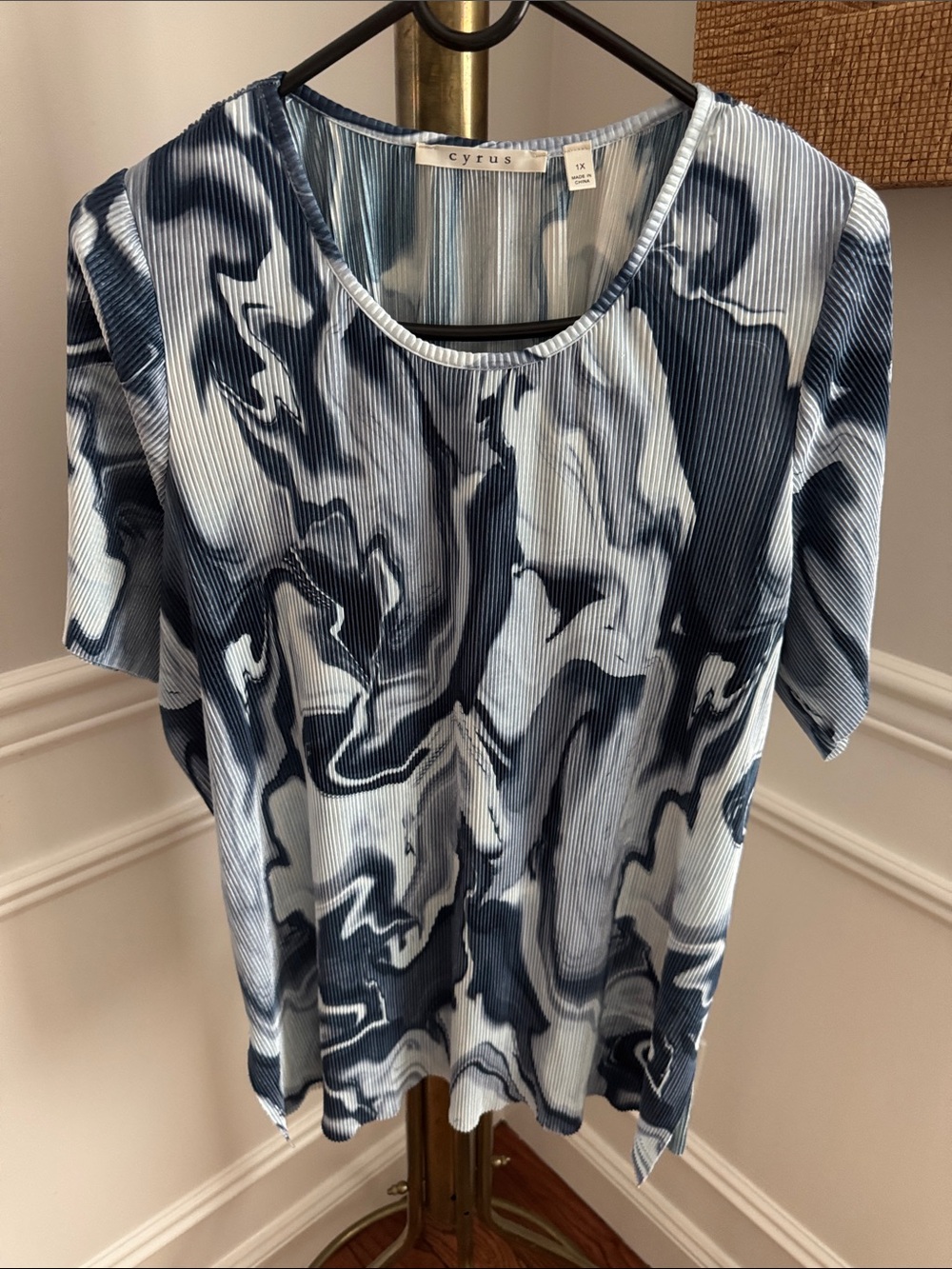 Cyrus Marble-Print Short Sleeve Top in Blue and White